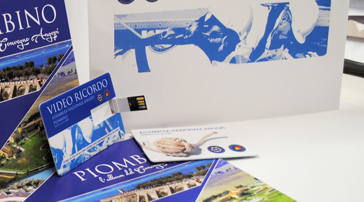 Studio e realizzazione grafica di un album fotografico post evento, correlato da video ricordo caricato su USB. Le immagini contenute su entrambi i lavori sono state scattate da me sul posto